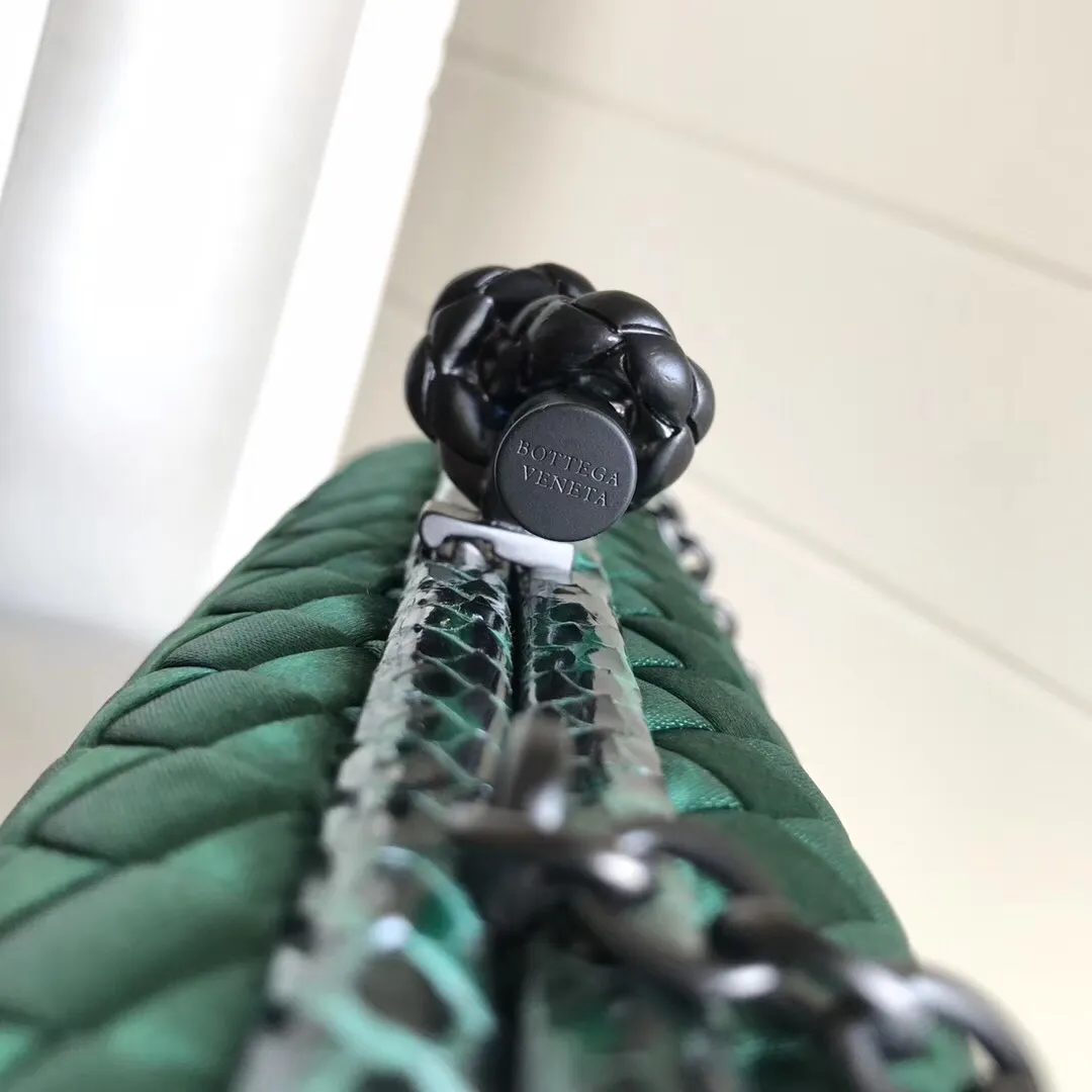 Model 8651 The popular Knot clutch ~ is made of exquisite Japanese silk fabric with freshwater snakeskin piping. It looks elegant when worn cross-body or in the hand. Petite girls can also handle it. It can hold 2 iPhone X phones. Size: 20cm*12cm M56530